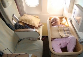 Ұшақта дүниеге келген балаларға қандай жеңілдік жасалады?