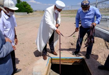 Тараз: Шөлдалада құдық қазылды (фото). Ақтөбе: Медресе маңынан құдық қазылды (фото)
