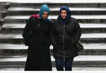 Сенат Франции разлучил мусульманок с детьми в школьных поездках