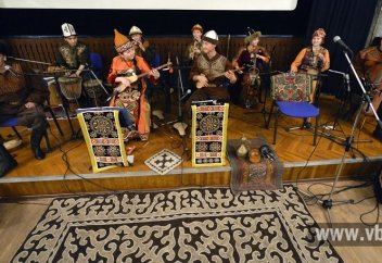 Қазақстанда ашық-шашық киімде сахнаға шығуға тыйым салынды