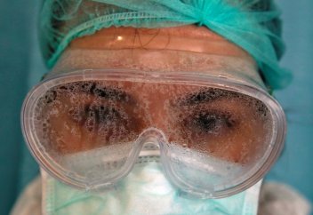 Врач "красной зоны" озвучил самую страшную особенность COVID-19