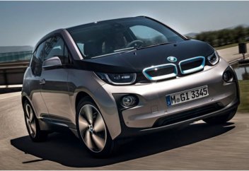 BMW ЭЛЕКТРОМОБИЛДІ КӨШЕ ФОНАРЫМЕН ҚУАТТАНДЫРУДЫ ҰСЫНДЫ