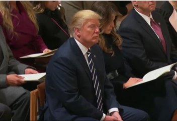 Трамп прослушал чтение Корана (ВИДЕО)