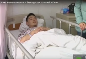 Этот парень попытался спасти женщину, падающую с 11-го этажа. Теперь он национальный герой! (Видео)