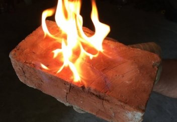 Горящий кирпич - заменитель дров