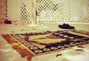 Можно ли читать намаз (молитву) перед зеркалом?