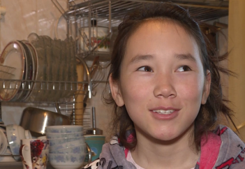 Девочку из Кыргызстана, которая в 13 лет содержала всю семью, номинировали на международную премию