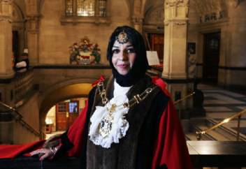 Лорд-мэром Оксфорда стала мусульманка в хиджабе