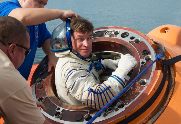 «Водное выживание»: российские космонавты впервые провели тренировку в море (видео)