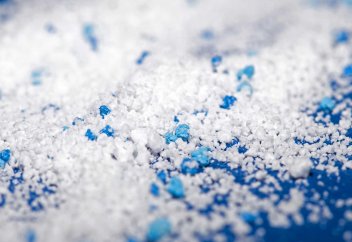 Адам әр сағат сайын микропластиктің 16 тозаңын жұтады