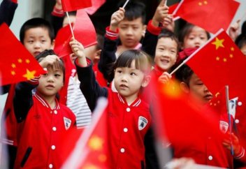 Қытайда отбасыларға бала тапқаны үшін ақша төлене бастады