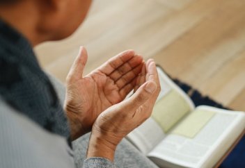 Оқыған Құранның сауабын Мұхаммед пайғамбарға (с.а.у.) бағыштауға болмайды дейтіндер бар, бұған не дейсіздер?