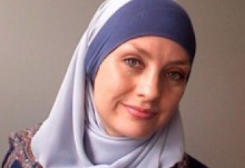 Өзіне әр тіл тигізгені үшін 1 доллардан садақа беріп отыр