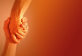 Христианка пришла на помощь мусульманам восстановлением сгоревшей мечети