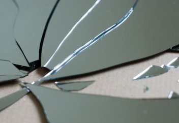 Үйде сынған айна тұрса не болады?