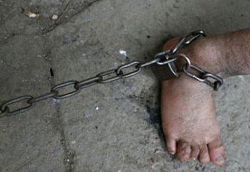 Ел жаңалықтары: ШҚО тұрғыны туған ұлын шынжырлап ұстаған