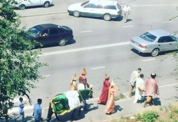 Ел іші: Талдықорғандықтар құдалықты нағыз қазақи дәстүрмен атап өтті (видео)