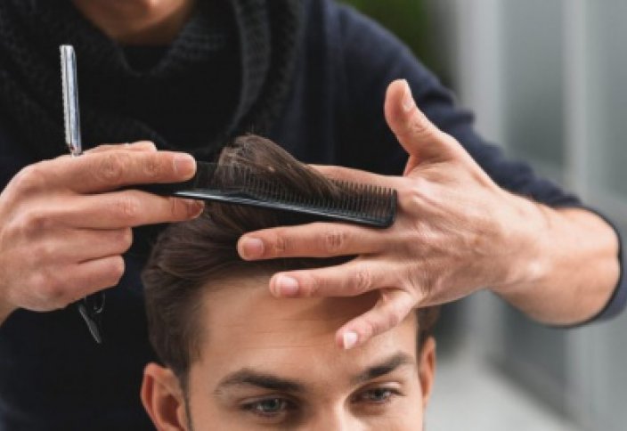 Парикмахерам Ашхабада запретили красить мужчинам волосы