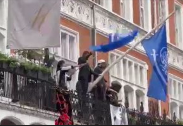 Вандалы устроили погром в посольстве Азербайджана в Лондоне