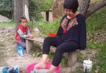 ОҚО-да екі қолсыз өмірге келген жан көпшіліктен көмек сұрайды (видео)