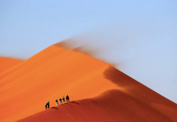 Золотые дюны: где песок покупают тоннами и штрафуют за «кражу пляжа»