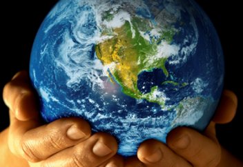 Шартарап: Үнді жігітінің қолында қытайлық смартфон жарылып кетті (видео)