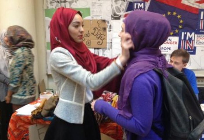 Парижский Вуз провел День хиджаба