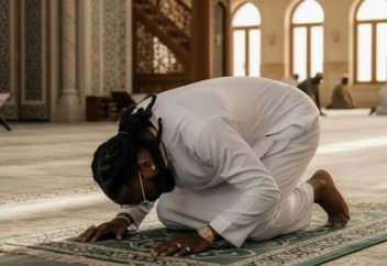 Обладатель премии Грэмми из Нигерии Burna Boy принял ислам