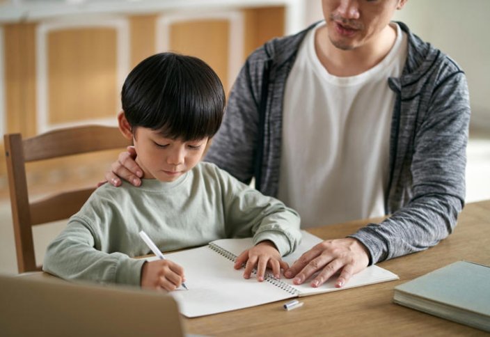 Ответ Сингапура на травлю в школе? Трость... и консультации