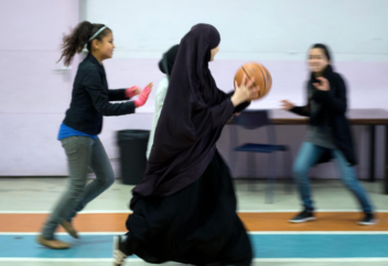 Школьницы-мусульманки Франции перешли на абайи