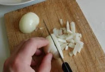 Пияз турағанда көзден жас ағызбайтын қарапайым 15 әдіс (фото)