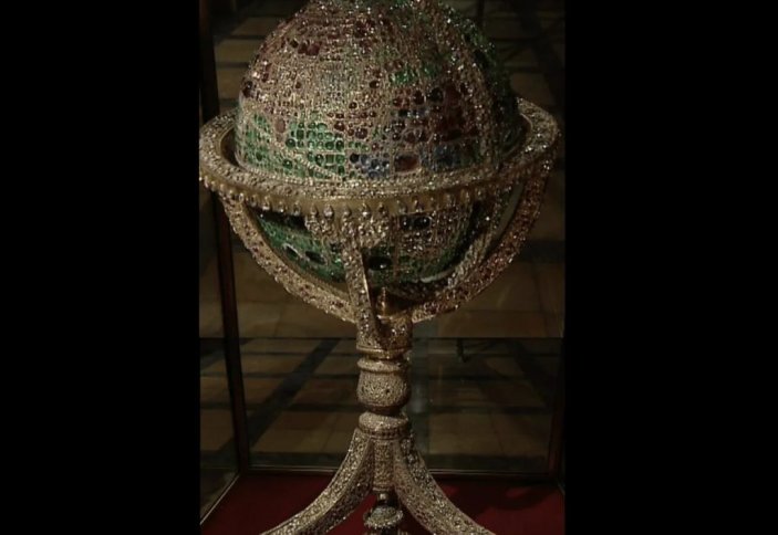 Драгоценный глобус – шедевр иранского ювелирного искусства. Для изготовления этого глобуса было использовано 34 кг золота и почти 4 кг драгоценных камней