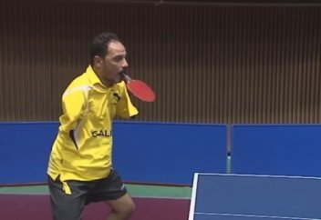 Екі қолы жоқ мұсылман үстел теннисін үйренді (ВИДЕО)