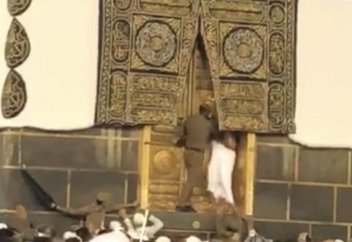 Қағбадағы оқыс оқиға (видео)