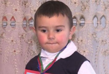 Үш жастағы бала қасиетті Құраннан сүрелерді жатқа оқып, зерделі алғырлығымен тәнті етіп жүр (видео)