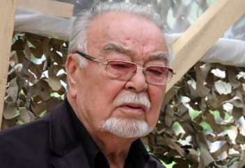 Асанәлі Әшімов: Экраннан ашық көрсетілетін төсек қатынастарын заңмен шектеу керек