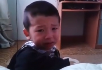 Кинг Конгтың өліміне қайғырып жылаған қазақ баласы Қазнет жұлдызына айналды (видео)