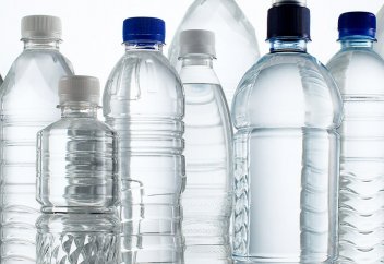 Пластикалық шөлмектегі су бас сақинасына алып келеді