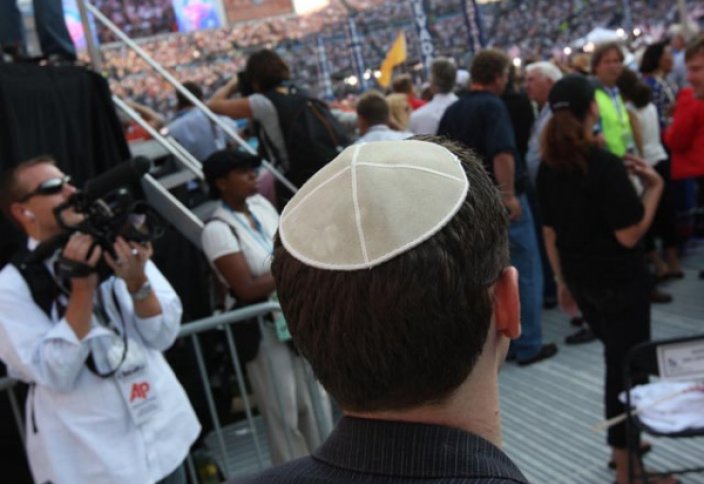 Евреев Германии призвали отказаться от религиозных атрибутов