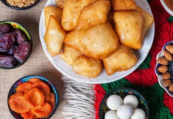 Является ли молчание во время еды сунной?