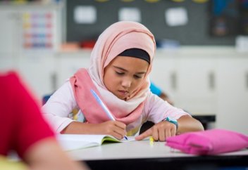 Франция мектептерінде шариғат талаптарына сай киінуге тыйым салды