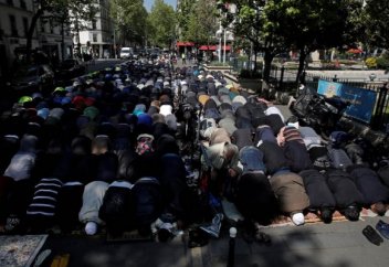 Көшеде намаз оқуға тыйым салынды