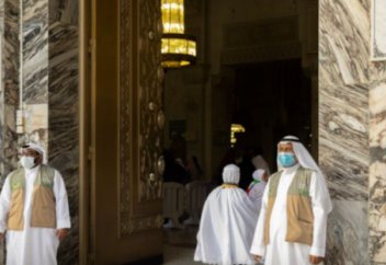 600 сотрудников контролируют ворота в Заповедной мечети в Мекке. ИТАЛЬЯНЕЦ ПРИНЯЛ ИСЛАМ, ГЛЯДЯ НА ЭТОГО ТУРКА