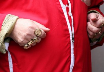 Почему мужчинам запрещено носить золотое кольцо?