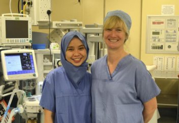 Одноразовые хиджабы: больше студенток-мусульманок не выгонят из операционной