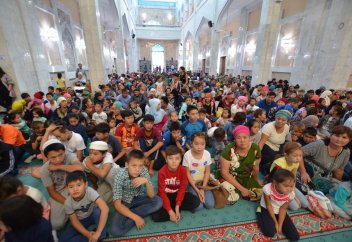 БАС МҮФТИ 1000 БАЛАНЫ МЕКТЕПКЕ ӘЗІРЛЕДІ (ФОТО)