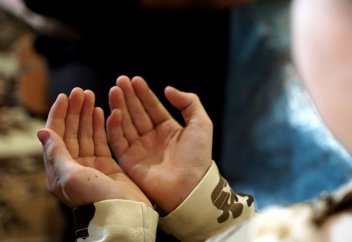 Қолдың сыртымен дұға жасағандарды көрдім. Осындай бар ма?