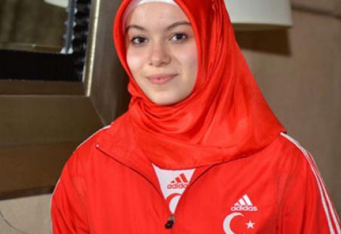 Спортсменка в хиджабе готовится к чемпионату мира