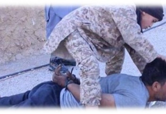 Новая постановка от ИГ - мальчик обезглавливает сирийского солдата?!