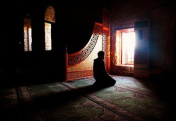 МОЖНО ЛИ ЧИТАТЬ В ОБЯЗАТЕЛЬНЫХ НАМАЗАХ ДОПОЛНИТЕЛЬНЫЕ ДУА?